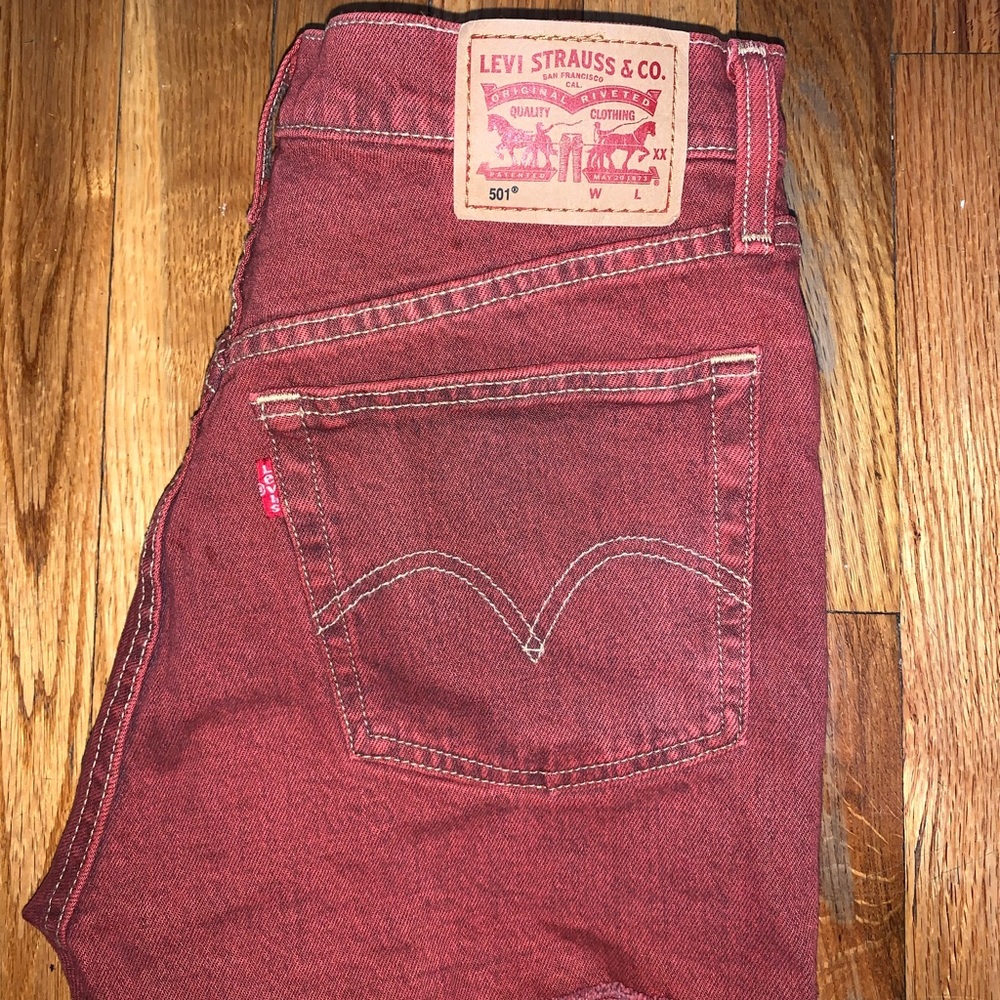 Super cute red Levi’s high waisted shorts - Picture 2 of 3